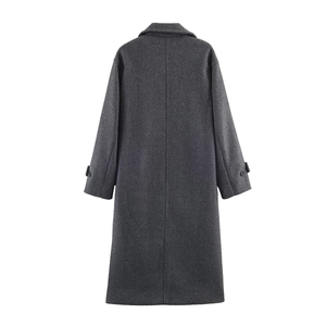 Vue arrière du manteau long en laine gris foncé montrant la texture du tissu et la coupe longue