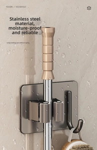 Détail du support de vadrouille gris en inox avec crochet sur mur de carreaux humide