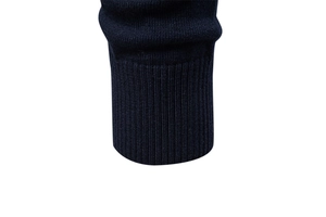 Dettaglio dei polsini a costine su un maglione in maglia da uomo di alta qualità