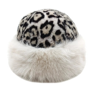 Dettaglio del cappello invernale leopardato con bordo spesso in finta pelliccia bianca