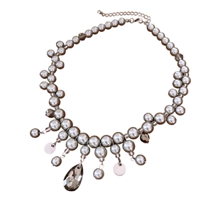 Collana di perle di lusso francese con nappe argentate e pendente in cristallo su bianco