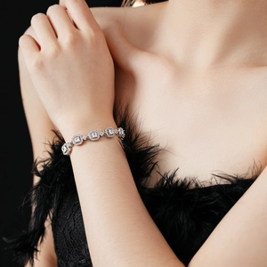 Gros plan d'un bracelet ajouré en zircon avec diamants étincelants porté sur un poignet de mannequin