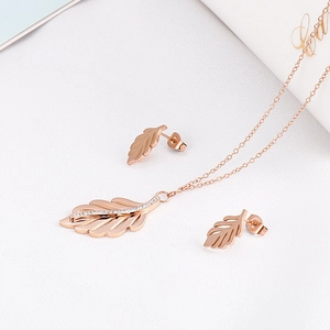 Vue détaillée de l'ensemble collier et boucles d'oreilles feuille dorée rose avec cristaux