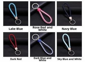 Dettaglio di portachiavi in pelle intrecciata in sei colori diversi con anelli metallici