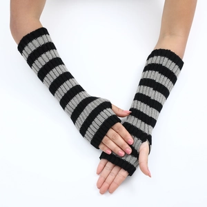Dettaglio degli scaldabraccia in maglia a righe nere e grigie con design senza dita