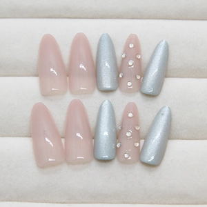 Cat-eye cat-eye press-on nails set with almond shape, glitter blue and rhinestone accents