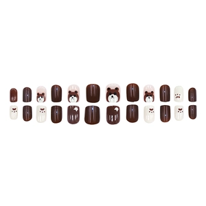 Unghie finte corte quadrate con simpatici motivi di orsi marroni e colori bianco latte