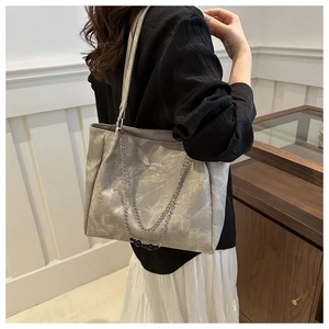 Grey large-capacity tote bag with silver chain and TIDALDRYNESS text on model