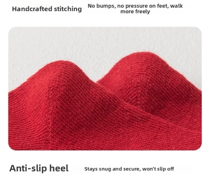Détail de la pointe sans couture et du talon antidérapant sur chaussettes rouges en coton