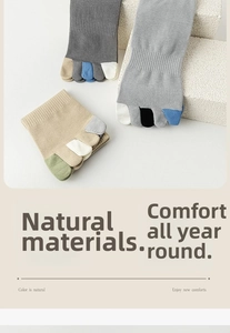 Detaillierte Makroansicht von Fünf-Finger-Socken aus Baumwolle mit bunten Kontrast-Zehenpartien