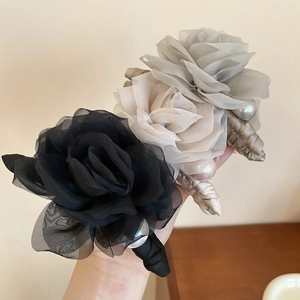 Vue détaillée de pinces à cheveux rose en maille avec perles en trois couleurs élégantes
