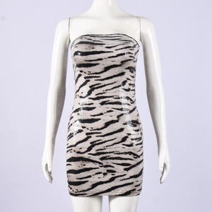 Detailaufnahme der Pailletten mit Zebramuster auf diesem trägerlosen Bodycon-Kleid