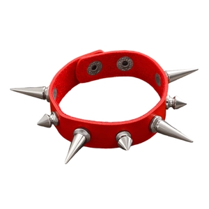 Detailansicht eines roten Punk-Lederarmbands mit silbernen Nieten und Druckknopf