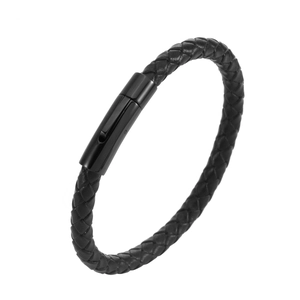 Détail du bracelet en cuir tressé noir avec fermoir magnétique en métal noir mat
