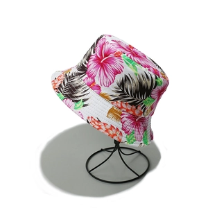 Détail d'un bob en coton avec imprimé floral tropical et feuilles de palmier