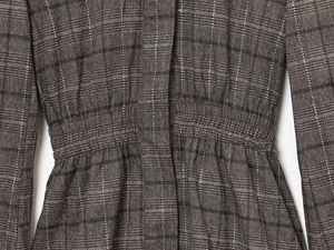Détail de la taille élastique sur le pantalon en laine mélangée à carreaux fins
