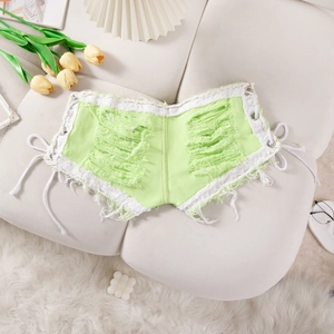 Detalle de pantalones cortos de mezclilla verde con cordones laterales y flecos