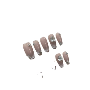 Faux ongles à presser avec dégradé nude, paillettes argentées et strass de luxe
