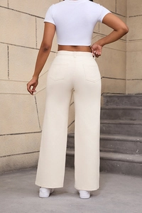 Vue arrière d'un jean large taille haute blanc cassé montrant la coupe et les détails du dos
