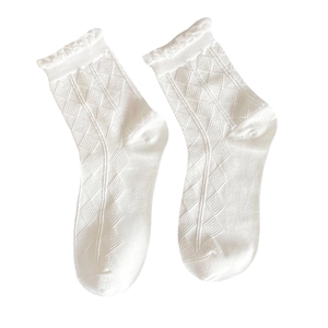 Chaussettes en coton blanc avec motif à losanges et bordure en dentelle