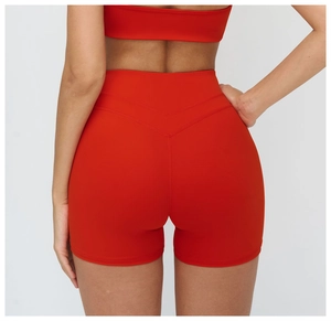 Gros plan sur un short de yoga rouge à taille haute avec couture arrière en V sculptante