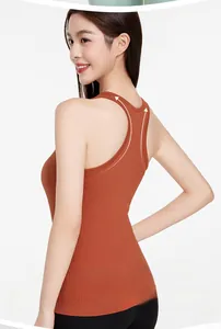 Détail du gilet de yoga caramel avec dos nageur pour la mobilité des épaules