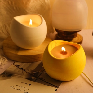 Atmosfera accogliente con candele profumate in ceramica opaca gialla e bianca accese