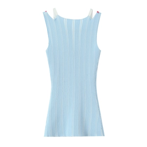 Gilet in maglia azzurra con scollo a V, bordo bianco a contrasto e spalline sottili