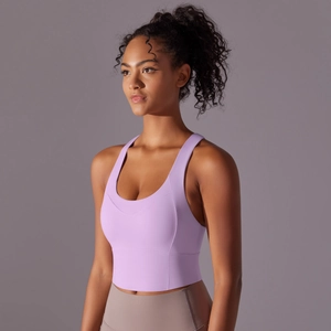 Détail de la brassière de sport lavande avec col en U et larges bretelles