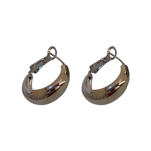 Boucles d'oreilles créoles dorées épaisses au design géométrique minimaliste en C