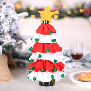 Weihnachtsbaum-Elfen-Weinflaschenhülle mit Stern in festlicher Dekoration
