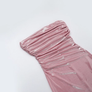 Dettaglio dello scollo drappeggiato e del tessuto metallico lucido sul vestito rosa