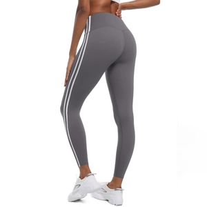 Détail du legging de yoga gris à taille haute avec rayures blanches et effet galbant fessier