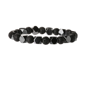 Bracelet perles minimaliste avec pierres de lave noires et hématite sur fond blanc neutre