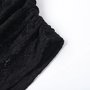 Gros plan sur la dentelle noire délicate montrant la texture et les motifs floraux