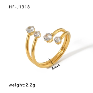 Détail de bague ouverte double dorée avec zircone cubique et largeur de bande 3mm