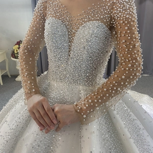 Elegantes weißes Hochzeitskleid mit Perlen, Pailletten und durchsichtigen Ärmeln