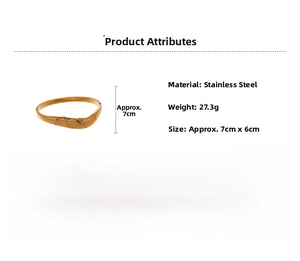 Détail d'un large bracelet en acier inoxydable avec trois rangées de strass étincelants