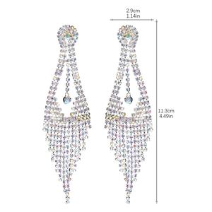Dettaglio di orecchini a nappa con strass AB, dimensioni 2,9 cm di larghezza e 11,3 cm