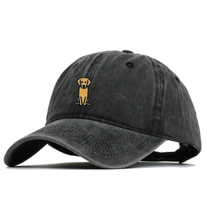 Casquette en coton gris foncé délavé avec broderie Labrador jaune vue sous un angle de 45°