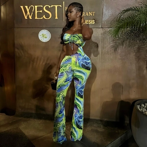 Détail d'imprimé abstrait fluide sur haut court élastique et pantalon évasé moulant femme