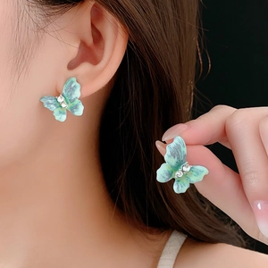 Détails des boucles d'oreilles papillon émaillées avec dégradé bleu et strass brillants
