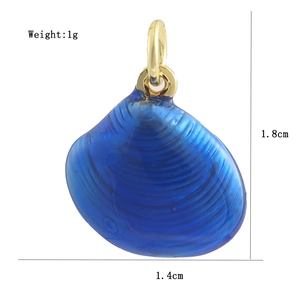 Détail du pendentif coquillage bleu plaqué or 18 carats avec dimensions 1,8x1,4 cm
