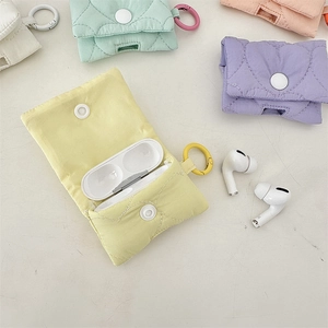 Custodie trapuntate in silicone per AirPods in colori pastello con moschettoni in metallo
