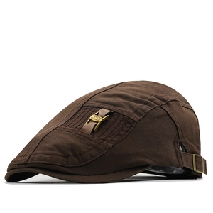 Dettaglio cappello vintage in cotone con cinturino in pelle marrone e fibbia in metallo