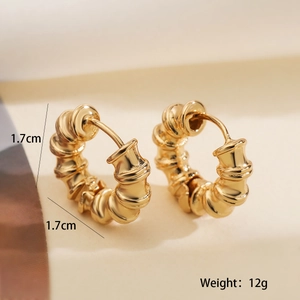 Vue détaillée de créoles texturées en plaqué or 18K de 1,7 cm avec motif bambou