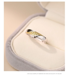 Close-up of S925 silver ring with wheat ear texture and zircon inlay in a jewelry box