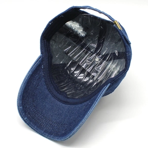 Dettaglio interno del cappellino da baseball in denim lavato con fibbia in metallo dorato