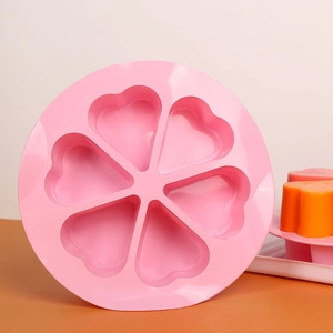 Detail van de roze siliconen vorm met 6 hartjes voor het bakken van cakes en chocolade