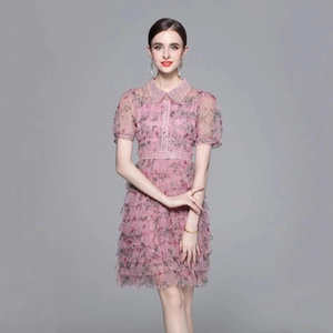 Robe fleurie rose avec empiècement en mesh, col perlé et jupe à volants, vue mannequin